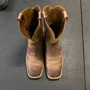 ARIAT men cowboy boots size 8